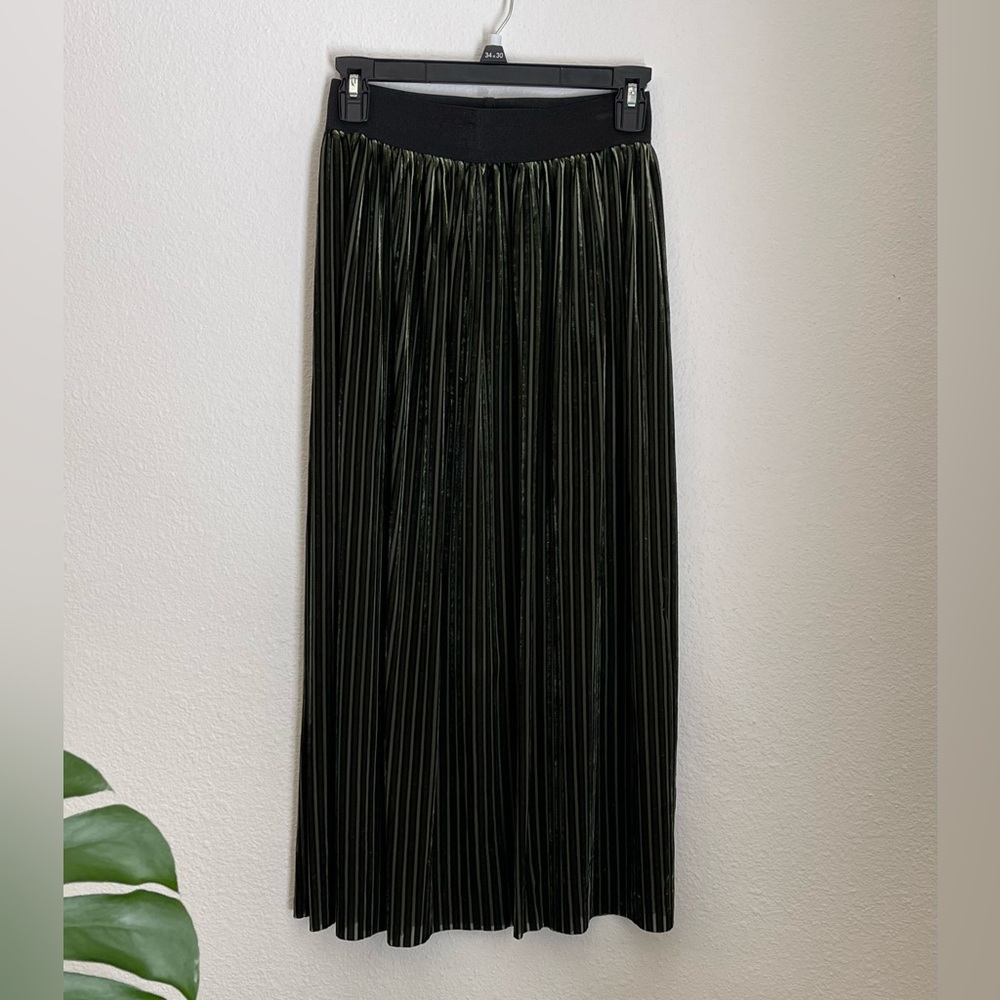 Velvet green skirt